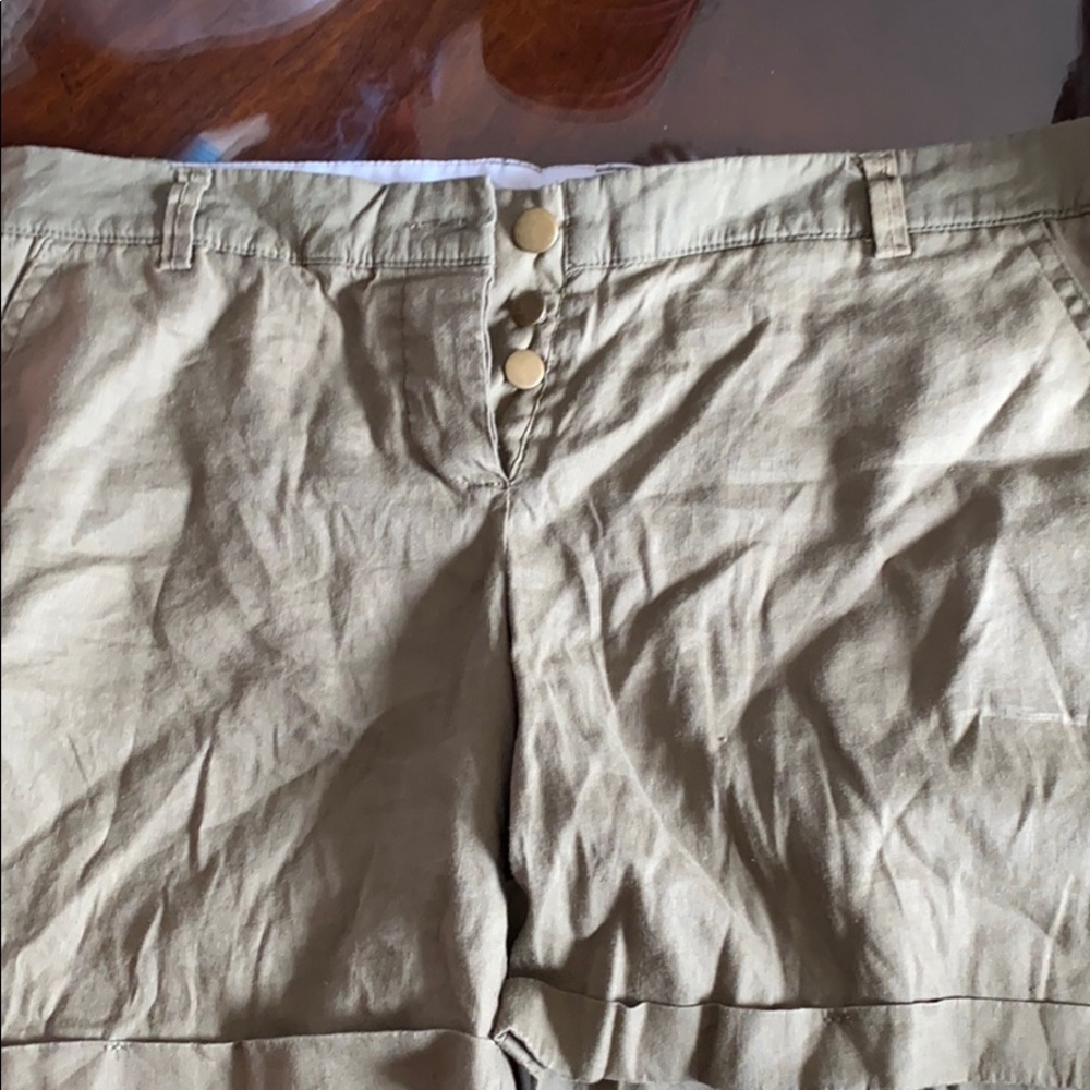 Army green cotton shorts with cuffs